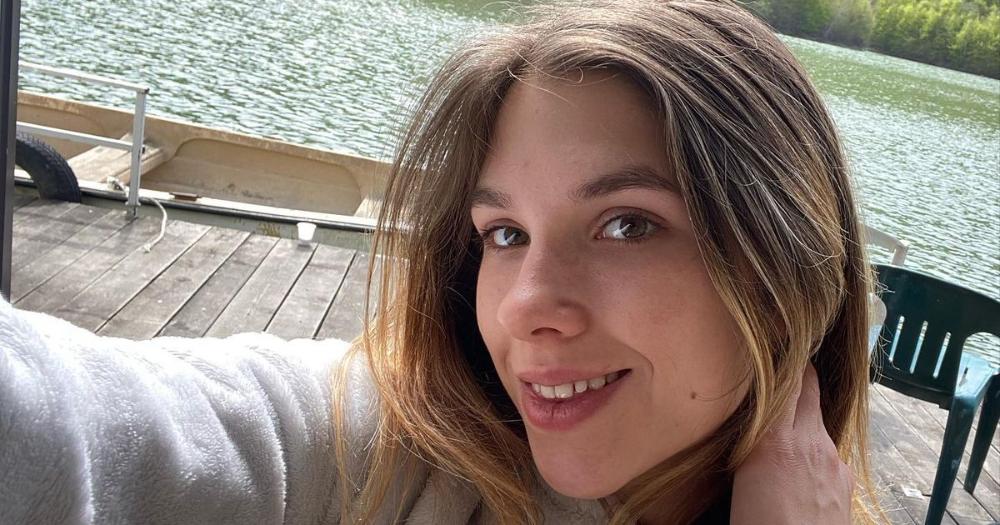 Zagrljeni na bazenu, oko njih šampanjac i cveće: Sestra Miljane Kulić pokazala dečka, ne skidaju osmeh sa lica