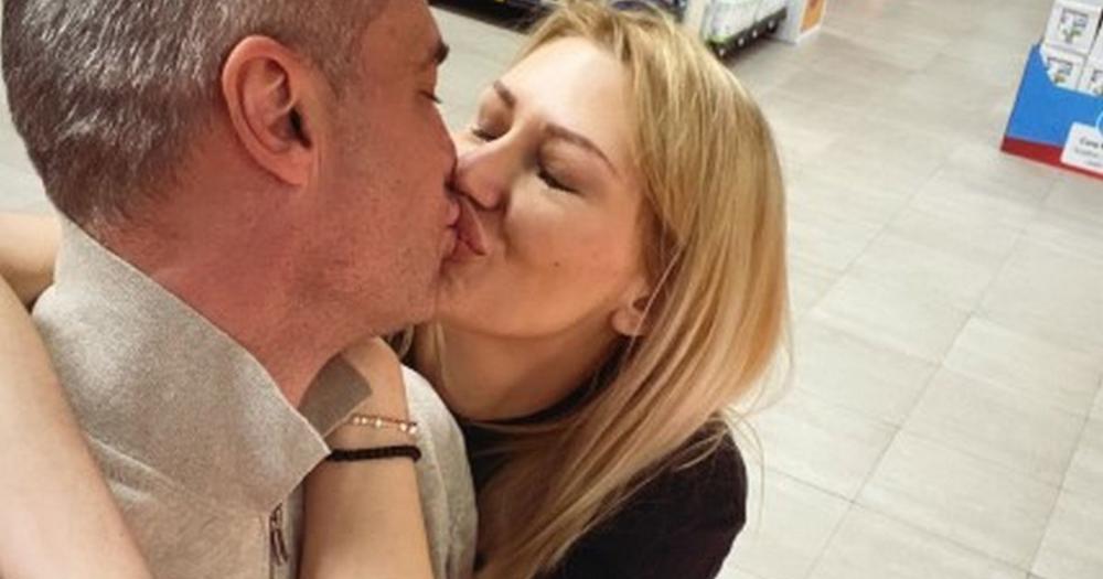Bivši političar se strastveno ljubi sa devojkom nasred marketa, ne mogu da se obuzdaju "Ne mogu da verujem..."
