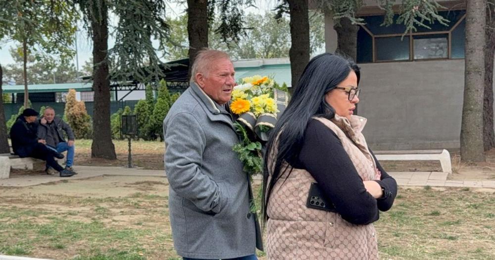 Estrada se oprašta od Tutunovića: Jovana Tipšin utučena nosi sveću, Miloš Bojanić stigao na sahranu sa ženom